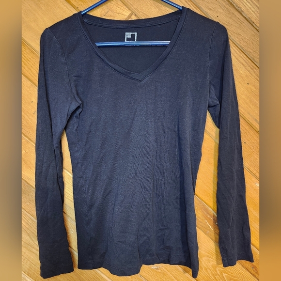 JcPenney solid black v neck long sleeved cotton shirt - Picture 1 of 9